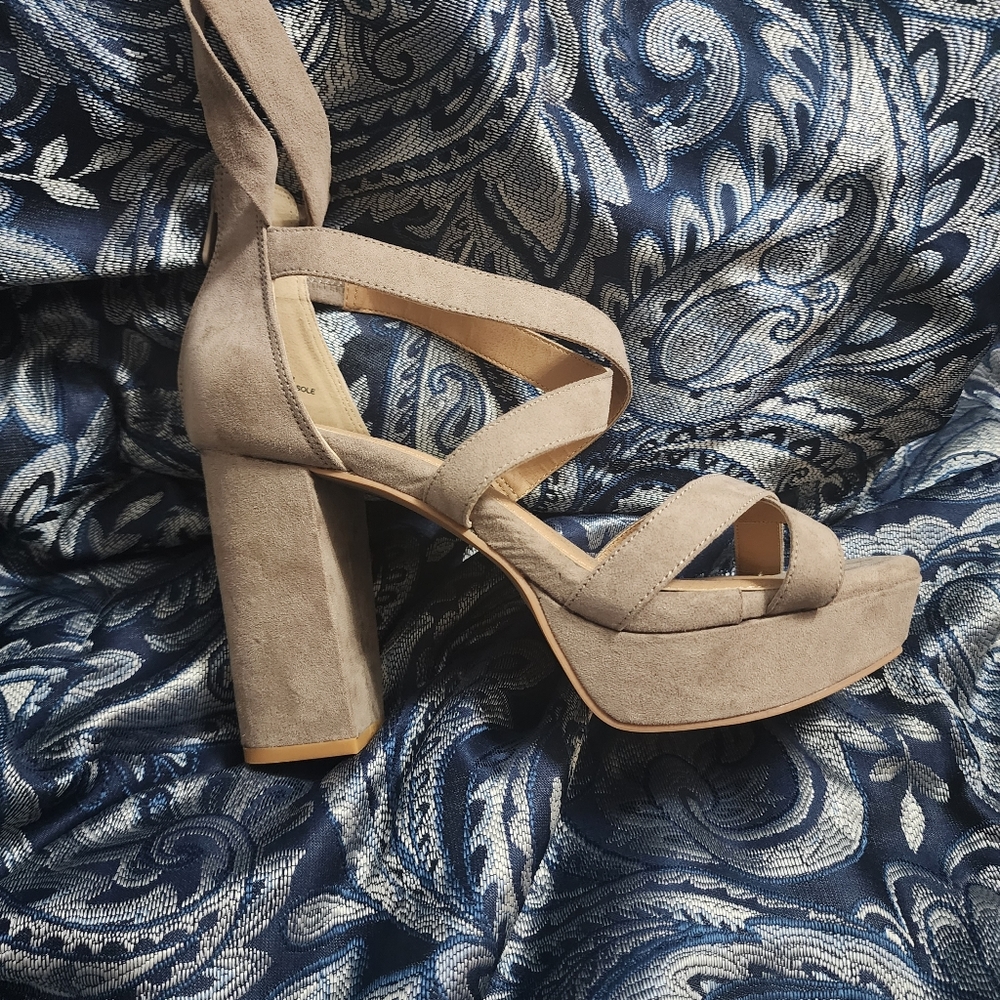 NWT Faux Suede Taupe Laceup Platform heels Torrid Sz 9.5 - Picture 8 of 8